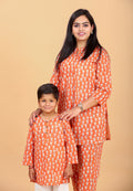Mother daughter orange frog twinning set - side view