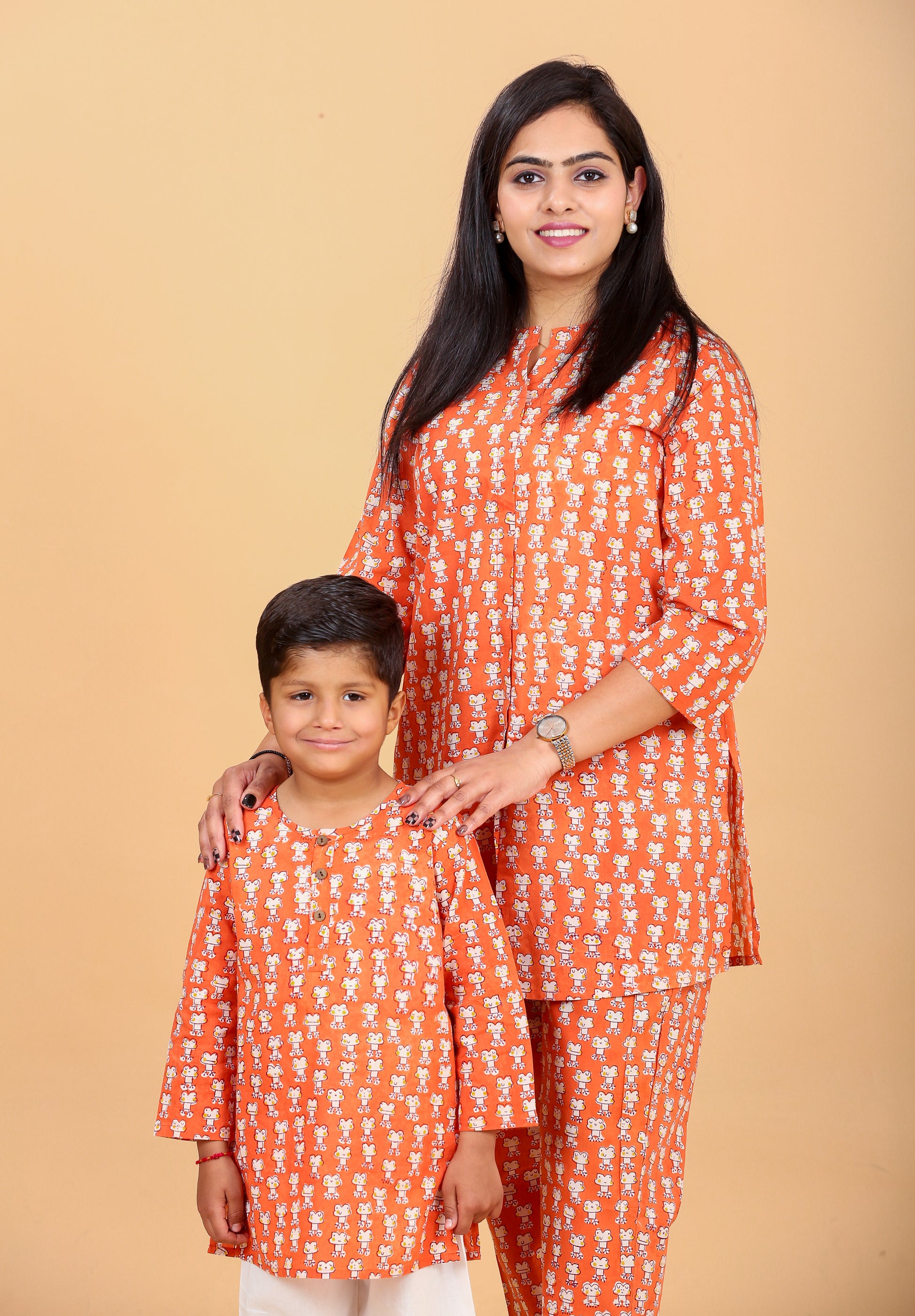 Mother daughter orange frog twinning set - side view