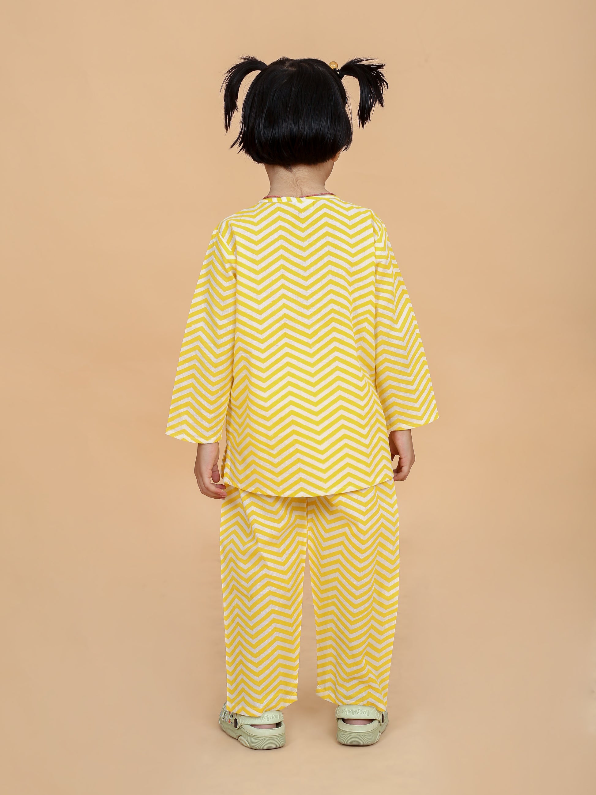 girl wearing yellow zig zag nightsuit